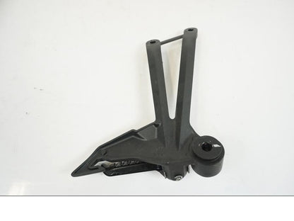 Vänster sida på Fotpinnefäste från en Kawasaki Z 1000 -2017 motorcykel.