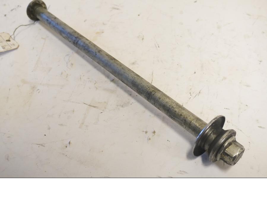 Framsidan på Axel från en Suzuki VS 1400 -1999 motorcykel.