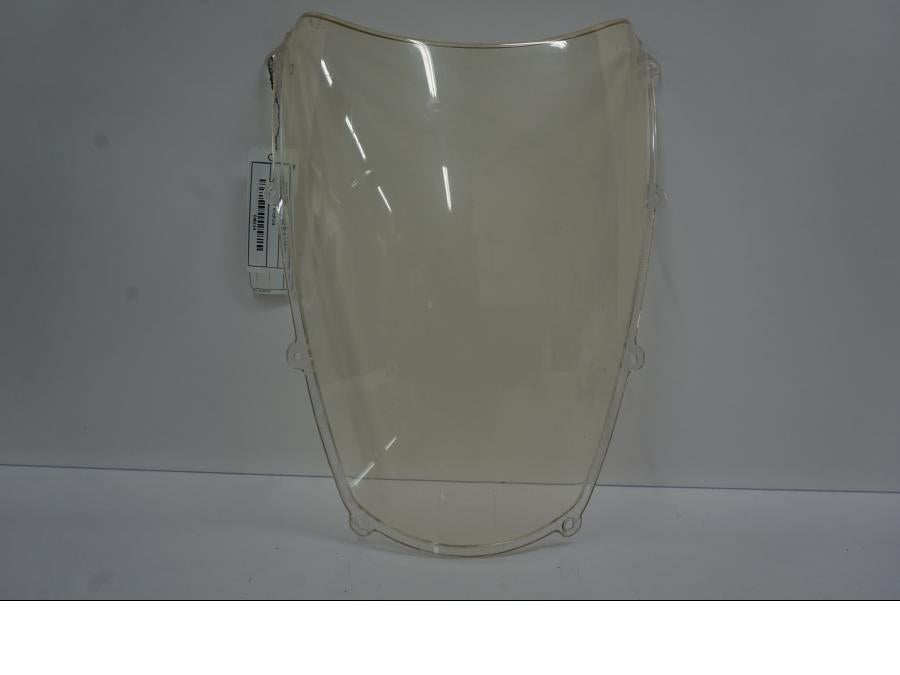 Framsidan på <p>Vindruta till Aprilia RSV 1000 2002.</p>

<p>Vindrutan är solblekt och har en gul "toning" sen vanlig transparant färg beroende på från vilken vinkel man kollar på den.</p>

<p>Ytliga repor / repor finns se bilder.</p> motorcykel.