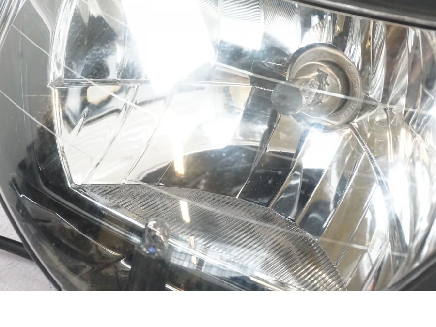 Baksidan på Strålkastare från en Honda NT 650 V -2002 motorcykel.