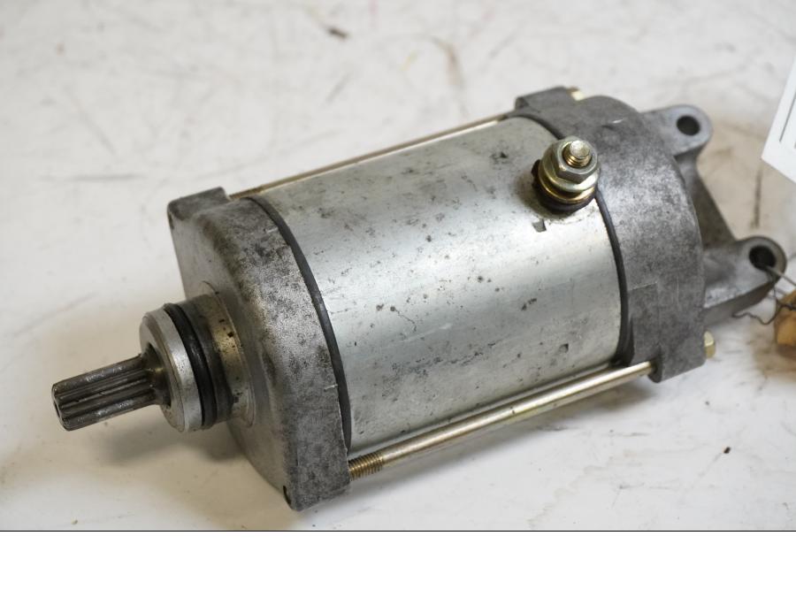 Framsidan på Startmotor från en Honda CBR 900 RR -1994 motorcykel.