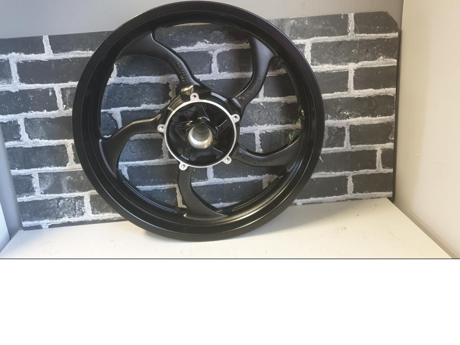 Framsidan på Fälg från en Yamaha V-Max 1700 -2012 motorcykel.