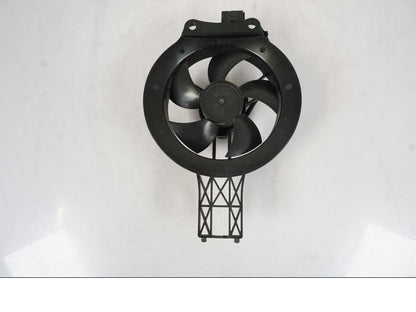 Framsidan på Vattenkylfläkt från en KTM 790 Duke -2019 motorcykel.