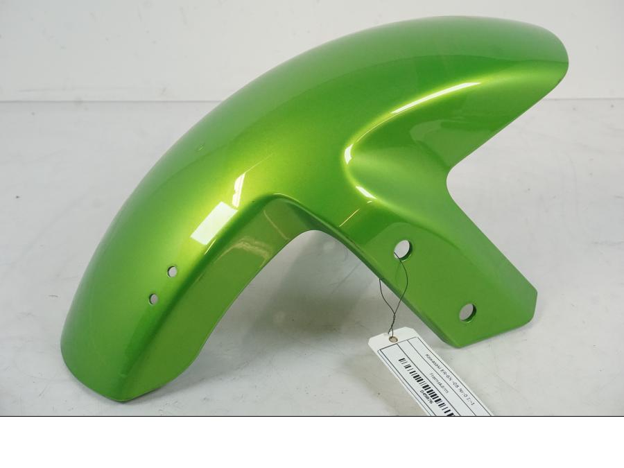 Framsidan på <p>Framskärm från Kawasaki ER-6N 2008.</p>

<p>Liten skav märke i framkanten på vänster sida se bild.</p> motorcykel.