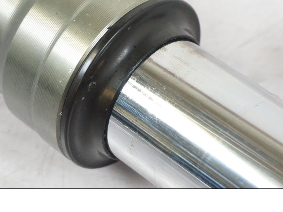 Snett nerifrån på Gaffelben från en Kawasaki ZX-6R -2011 motorcykel.