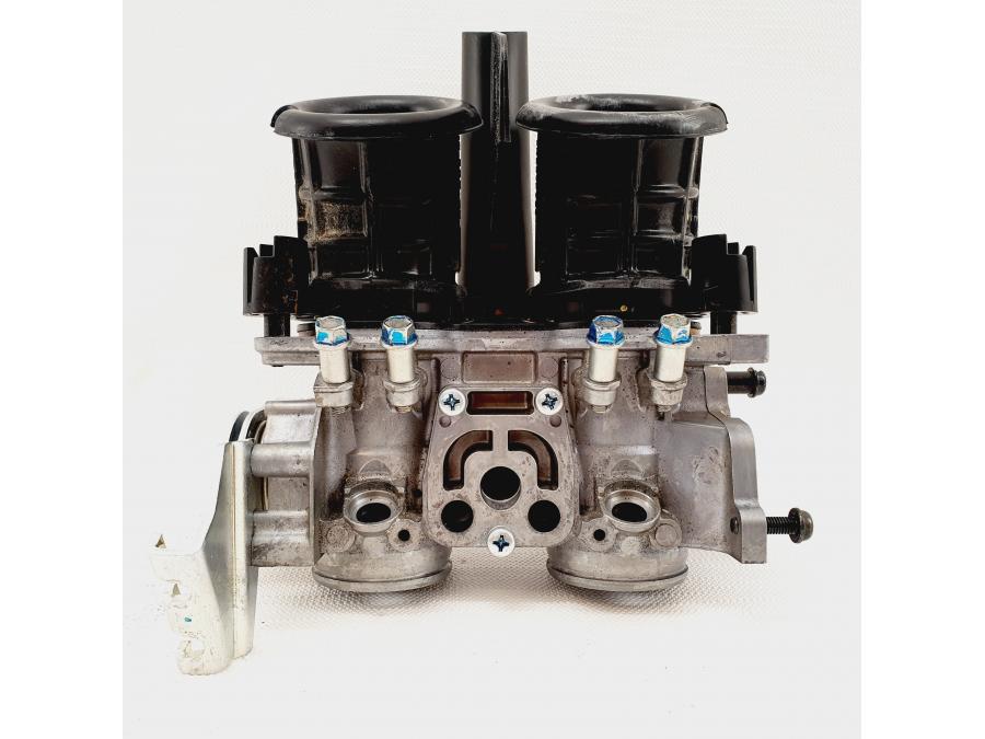 Framsidan på Spjällhus från en Honda CB 500 F -2013 motorcykel.