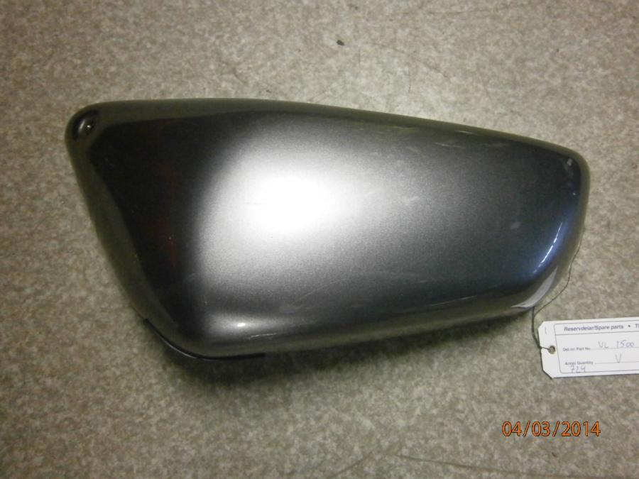 Framsidan på Sidopanel från en Suzuki VL 1500 -2002 motorcykel.
