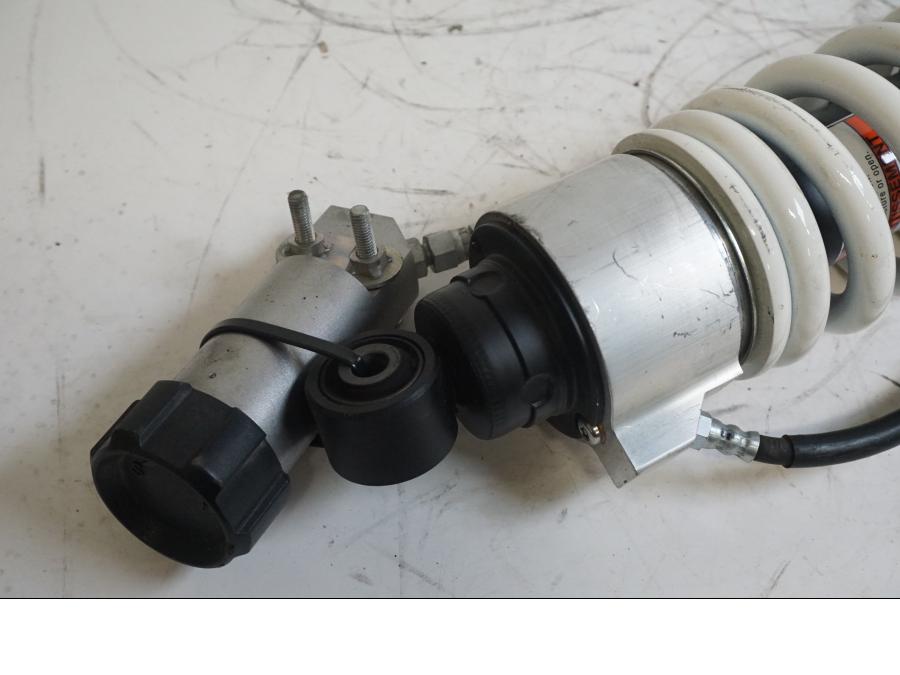 Vänster sida på Stötdämpare från en Kawasaki Versys 1000 -2012 motorcykel.