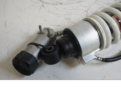 Vänster sida på Stötdämpare från en Kawasaki Versys 1000 -2012 motorcykel.