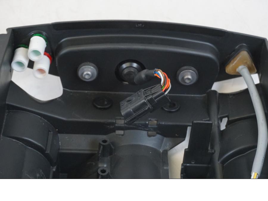 Snett uppifrån på Instrumentpanel från en Husqvarna 701 Supermoto -2020 motorcykel.