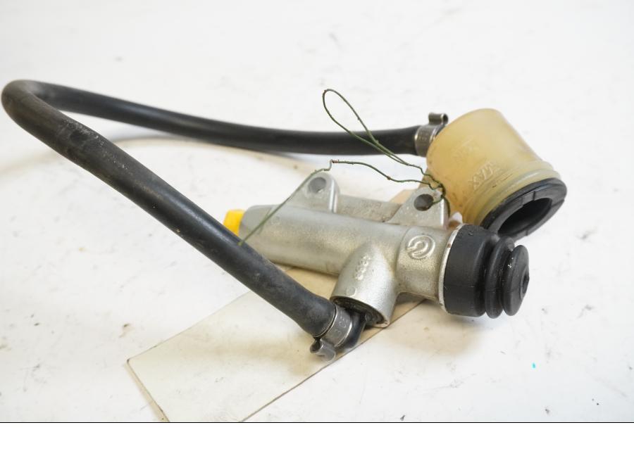 Baksidan på Bromshuvudcylinder från en BMW F 800 GS -2009 motorcykel.