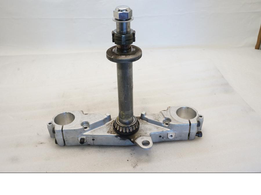 Baksidan på Gaffelkrona från en Yamaha XVZ 13TD -1999 motorcykel.