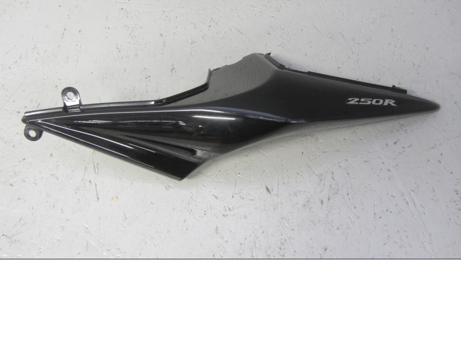 Framsidan på Bakvinge från en Kawasaki Ninja 250 -2009 motorcykel.