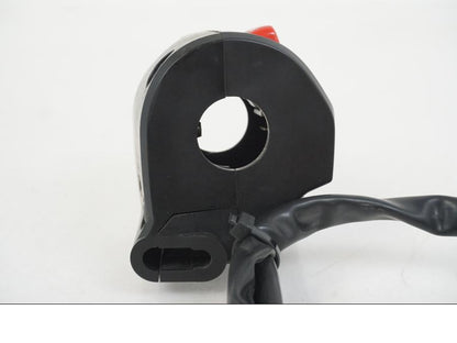 Snett uppifrån på Styrelreglage från en Kawasaki ER-6F -2016 motorcykel.