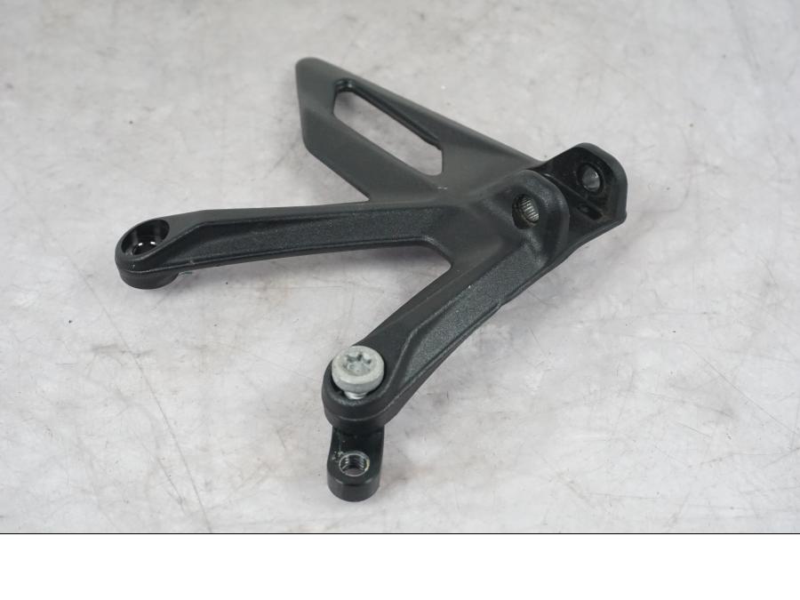 Baksidan på Fotpinnefäste från en KTM 1290 Super Duke R -2022 motorcykel.