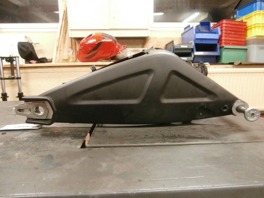 Baksidan på Sving från en Ducati Monster 696 -2013 motorcykel.