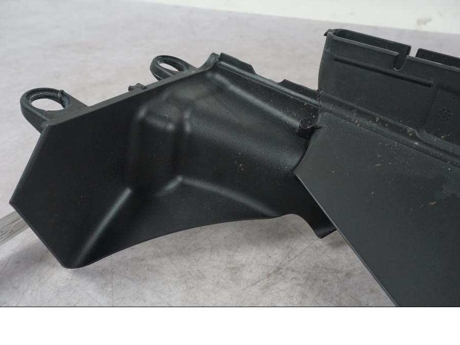 Baksidan på Luftintagskåpa från en Ducati Multistrada V4 -2024 motorcykel.