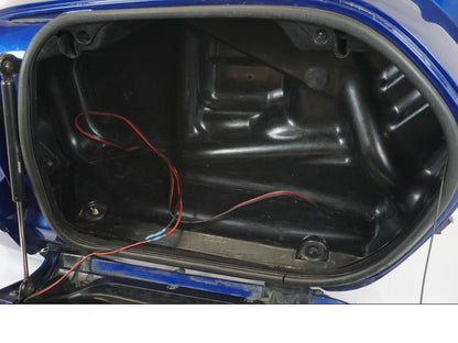 Extrabild6 på <p>Sidoväska höger från Honda GL 1800 A 2001.</p>

<p>Låsmekanismen är sönder går ej att "låsa"</p>

<p>Locket åker upp så fort du stänger.</p>

<p>Repor finns samt att det saknas en del av kromlisten se bilder. Blinkers. Okej skick.</p> motorcykel.