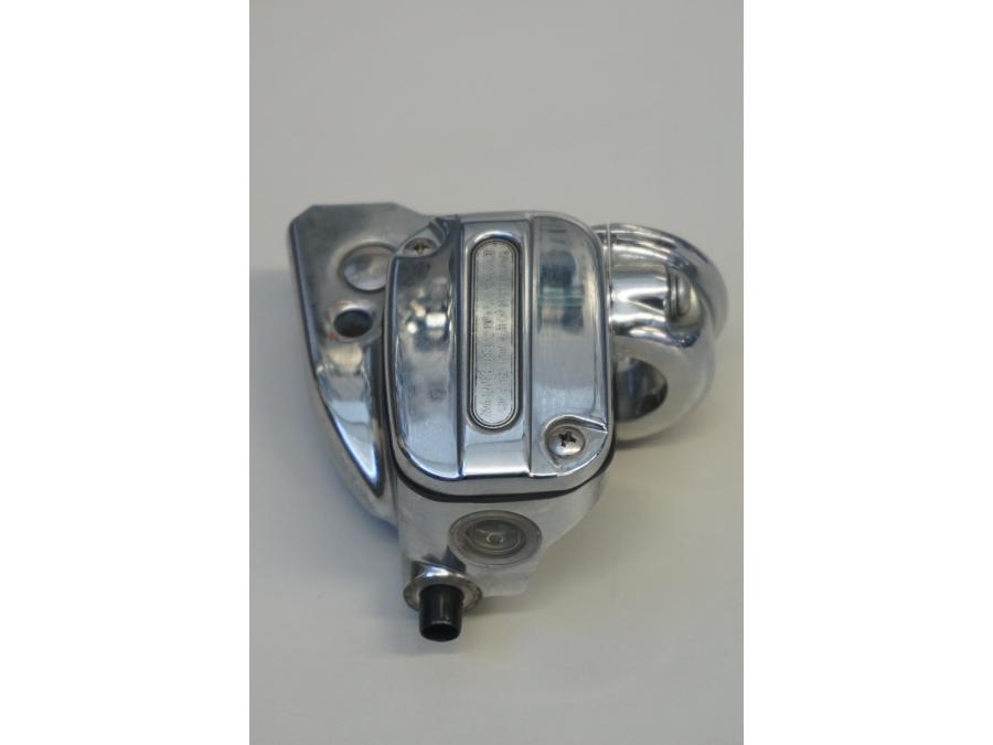 Höger sida på Bromshuvudcylinder från en H-D Touring Road King Classic FLHRCI -2008 motorcykel.