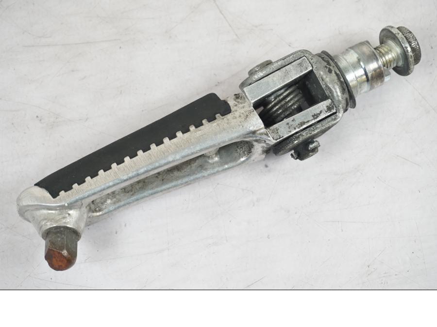 Vänster sida på Fotpinne från en Suzuki SV 650 -1999 motorcykel.