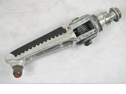 Vänster sida på Fotpinne från en Suzuki SV 650 -1999 motorcykel.