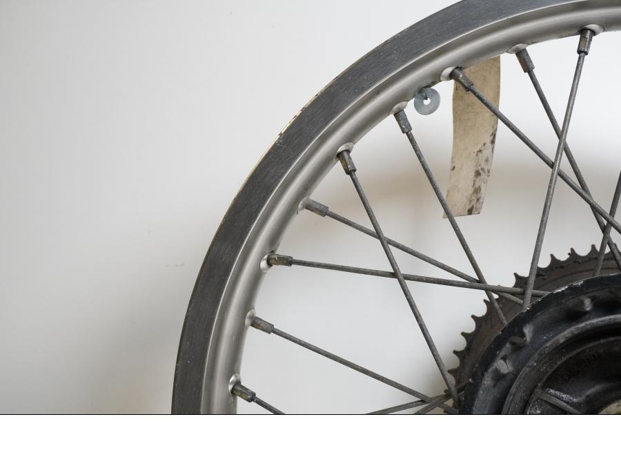 Extrabild6 på Fälg från en Honda XL 125 R -1998 motorcykel.