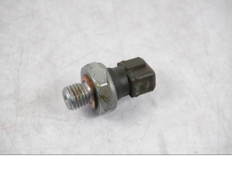 Framsidan på Oljetryckgivare från en BMW R 1200 GS -2010 motorcykel.