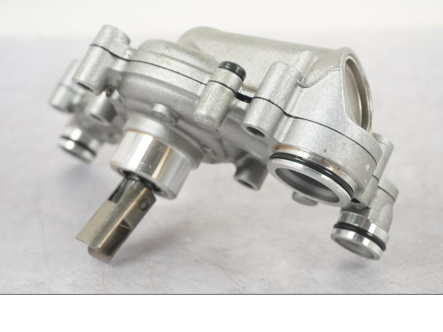 Snett uppifrån på Vattenpump från en BMW R 1200 GSA -2014 motorcykel.