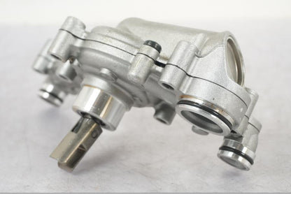 Snett uppifrån på Vattenpump från en BMW R 1200 GSA -2014 motorcykel.