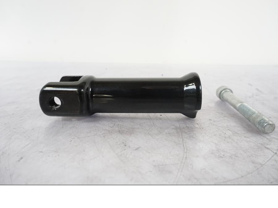 Baksidan på Fotpinnefäste från en H-D Softail Sport Glide FLSB -2022 motorcykel.