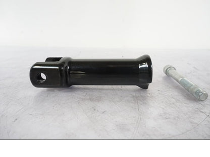 Baksidan på Fotpinnefäste från en H-D Softail Sport Glide FLSB -2022 motorcykel.