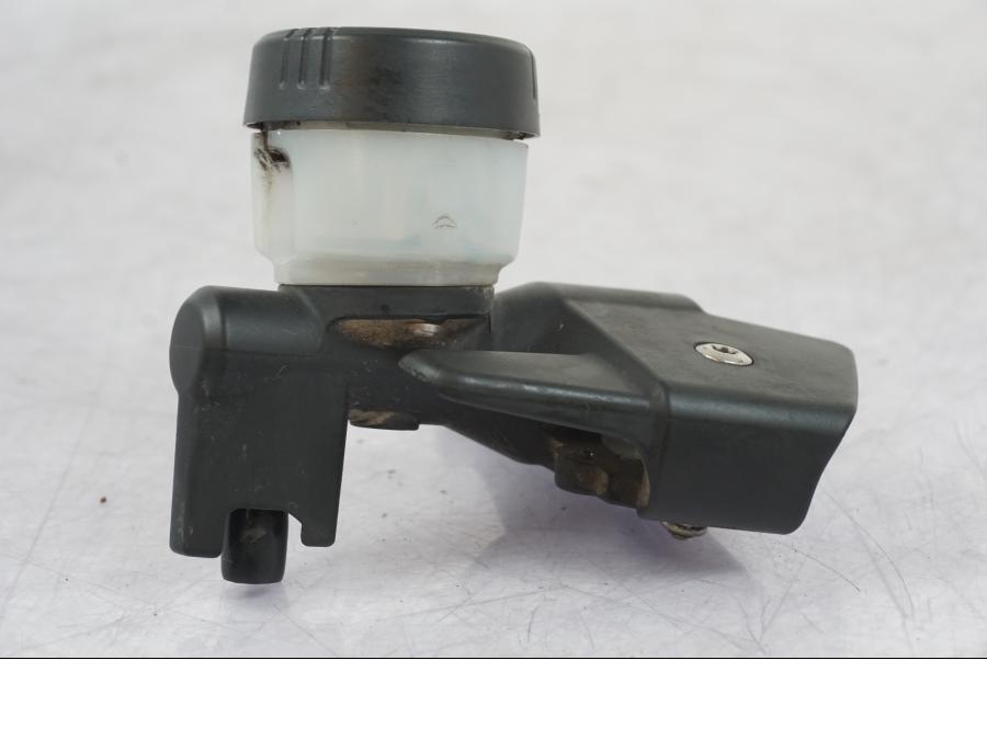 Höger sida på Kopplingshuvudcylinder från en BMW R 1200 GS -2005 motorcykel.