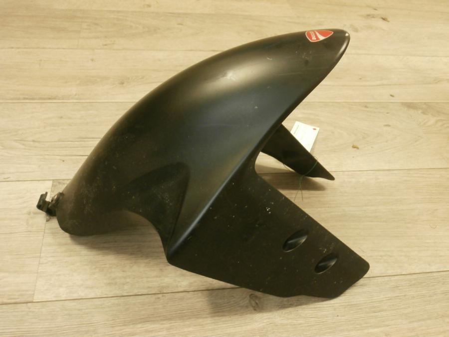 Framsidan på Framskärm från en Ducati 899 Panigale -2014 motorcykel.