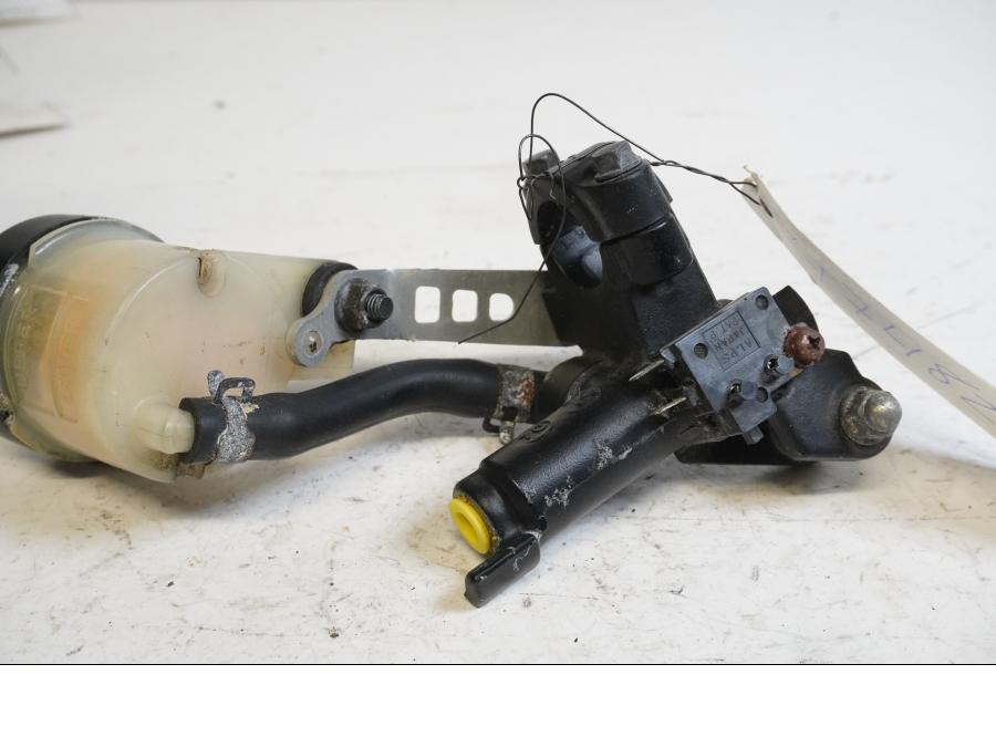 Vänster sida på Bromshuvudcylinder från en Honda CBR 900 RR -1997 motorcykel.