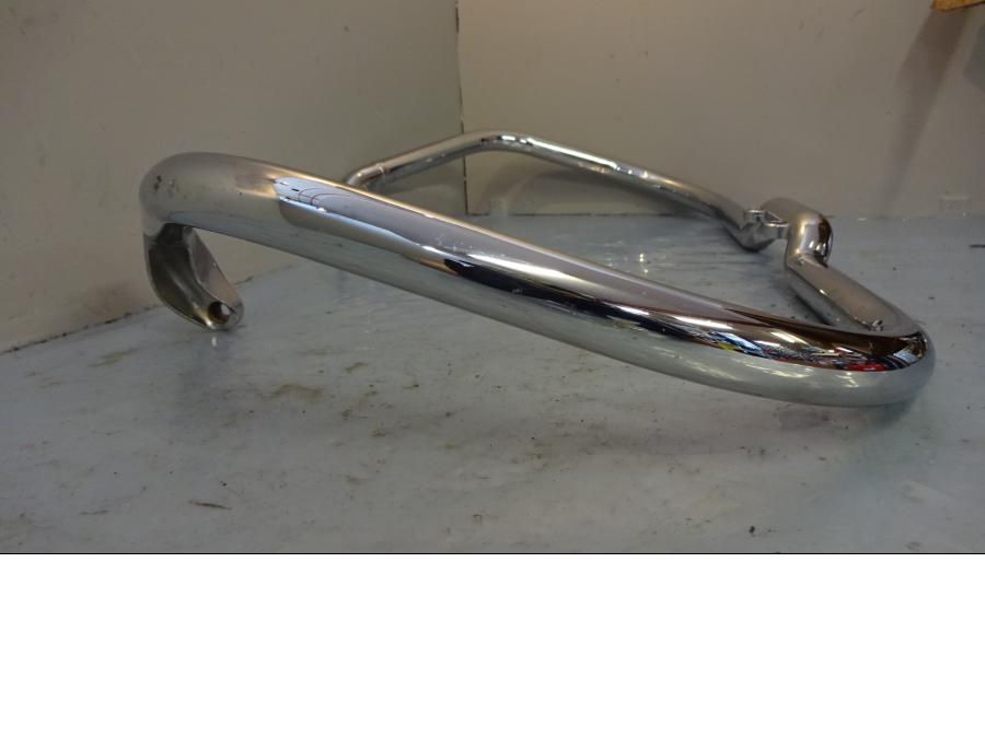 Vänster sida på Motorskyddsbåge från en Indian Indian Chief Vintage -2016 motorcykel.