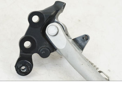 Baksidan på Sidostöd från en Triumph Speed Triple -2021 motorcykel.