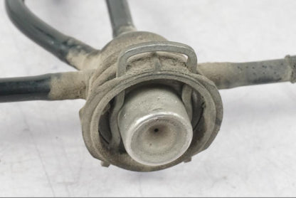 Snett nerifrån på Fuel Rail från en BMW R 1200 GS -2005 motorcykel.