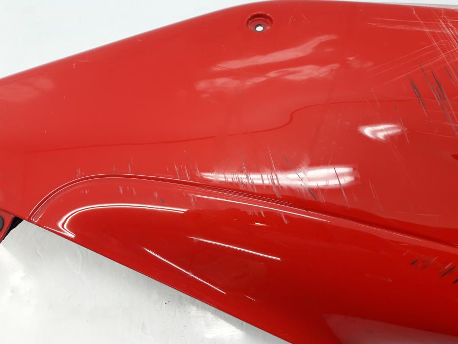 Snett uppifrån på Sidkåpa från en Ducati 750 SS -2000 motorcykel.