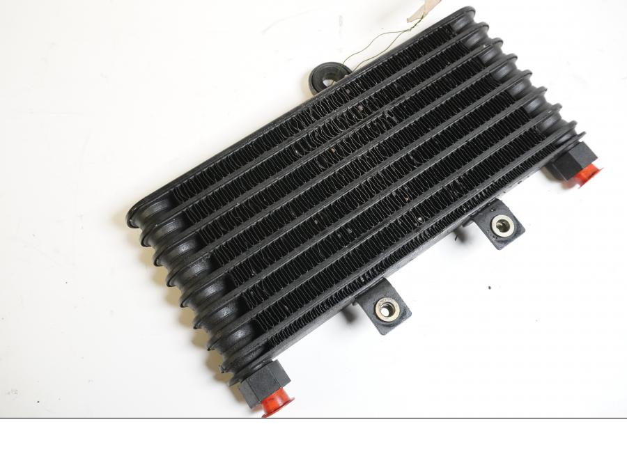 Framsidan på Oljekyl från en Triumph Daytona T 595 -1998 motorcykel.