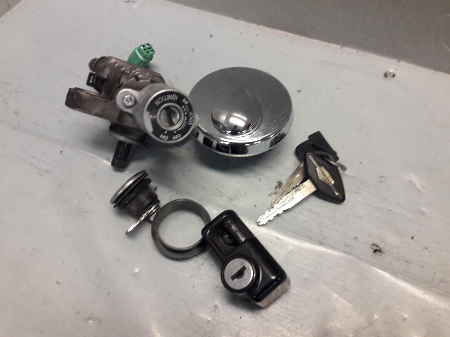 Framsidan på Låssats från en Suzuki VL 800 -2009 motorcykel.