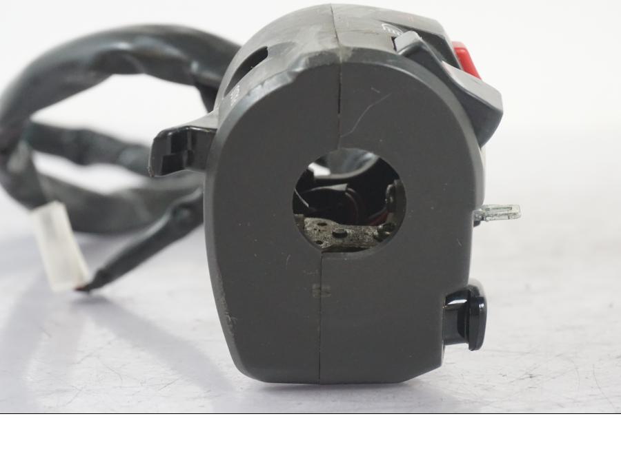 Snett nerifrån på Styrelreglage från en Kawasaki ZZ-R 1400 -2009 motorcykel.