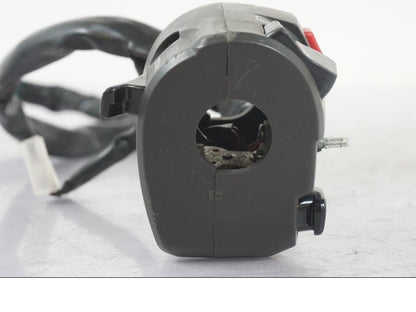 Snett nerifrån på Styrelreglage från en Kawasaki ZZ-R 1400 -2009 motorcykel.