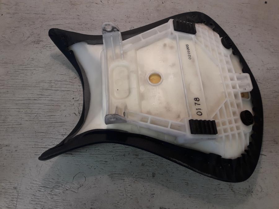 Vänster sida på Sadel från en Kawasaki ZX-6R -2008 motorcykel.