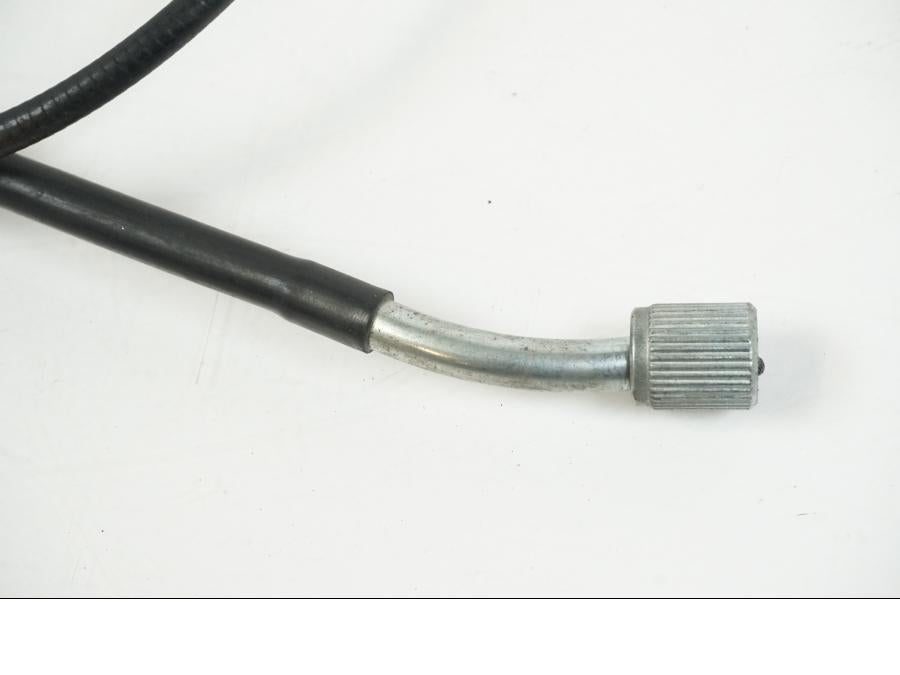 Snett nerifrån på Hastighetsmätarvajer från en Honda CBR 125 R -2006 motorcykel.