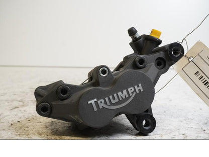 Framsidan på <p>Bromsok höger fram från Triumph Tiger Explorer 2012.</p>

<p>Triumph 4-kolvs ok.</p> motorcykel.