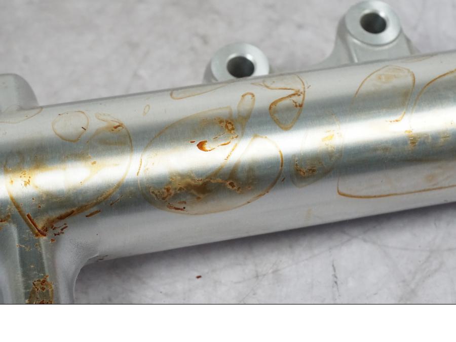 Snett nerifrån på Gaffelben från en Kawasaki VN 1500 -1999 motorcykel.