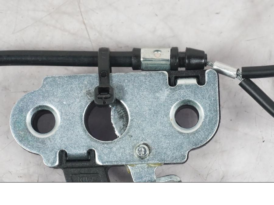 Baksidan på Sadellåsmekanism från en KTM 1290 Super Duke R -2022 motorcykel.