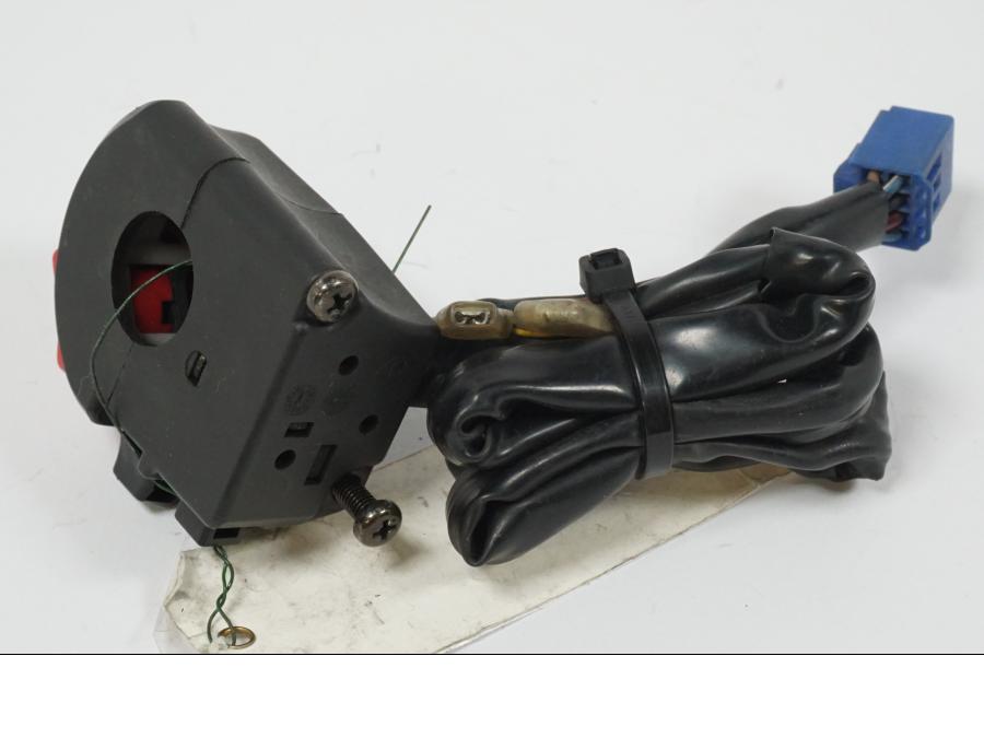 Snett nerifrån på Styrelreglage från en Yamaha YZF 1000 R1 -2003 motorcykel.