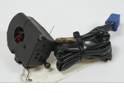 Snett nerifrån på Styrelreglage från en Yamaha YZF 1000 R1 -2003 motorcykel.