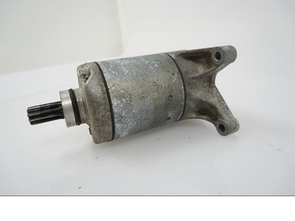 Snett nerifrån på Startmotor från en Yamaha FZ 750 -1989 motorcykel.